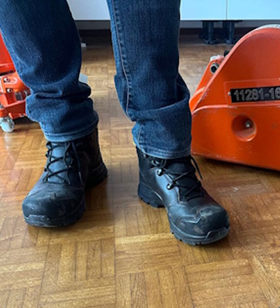 Gleitschuh, Fußboden, Arbeitsgerät, Gurtstraffer, Gummi-Schlauch, Stiefel, Arbeitsstiefel, Schwarz, Gummisohle, Jeans