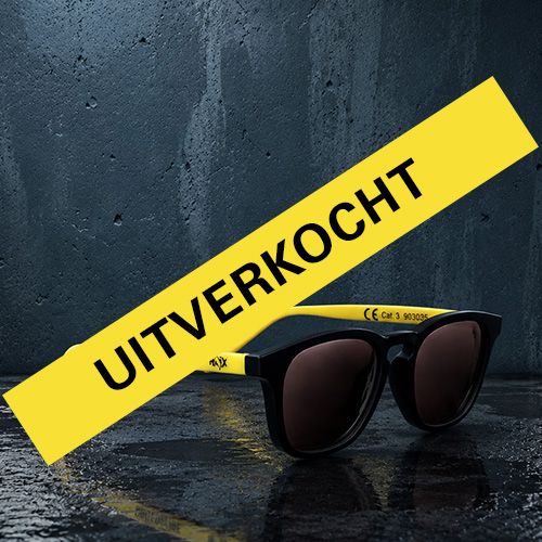 Sonnenbrille, schwarzer Rahmen, braune Gläser, gelbes Klebeband, Uitverkocht
