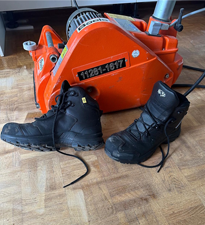 Schneeschuhgerät, Motorsäge?, Schneefräse?, Orange Gerät, Sicherheitsstiefel, Draeger, Sicherheitsriemen, Schneidgerät, Stiefel, Gürtelzug