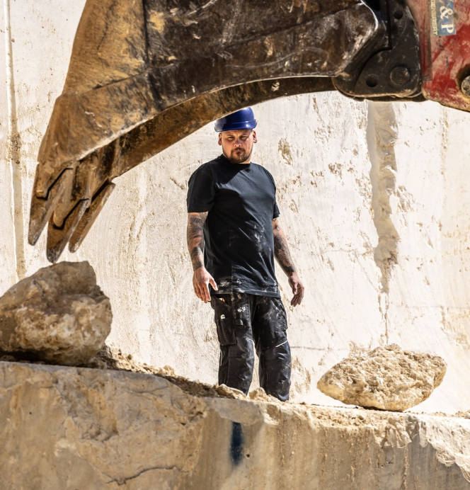 Arbeiter, Baustelle, Kleidung, Erdfarben, Schaufel/Schaufelarm?