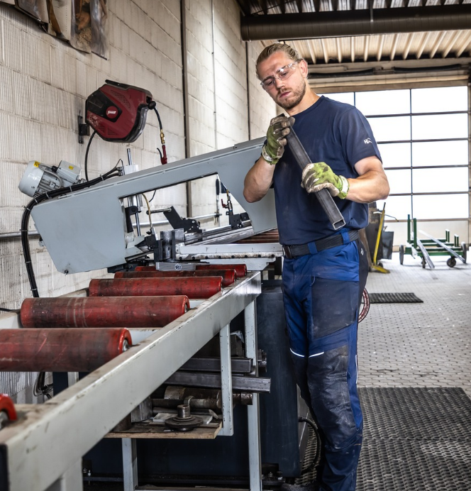 Industriearbeit, Metallbearbeitung, Schleifmaschine, Schutzausrüstung, Arbeitsmann